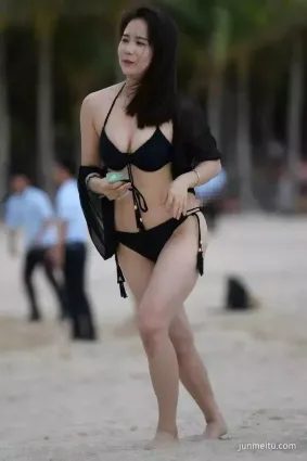 街拍豪放美少婦，沙灘黑絲泳衣，彰顯曼妙身材