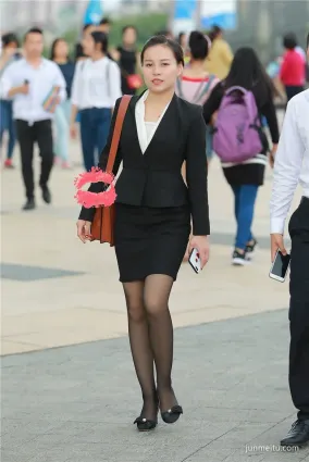 街拍絲襪又見标緻黑絲襪工作裙美女
