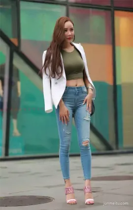 街拍白色西裝打造帥氣女強人