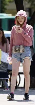 牛仔熱褲美女到哪都會吸引衆人的炙熱目光