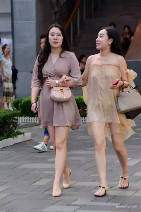 街拍在街頭看，體态風韻又溫柔