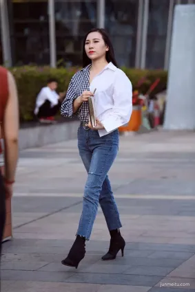 街拍端莊優雅而來牛仔長褲氣質非凡