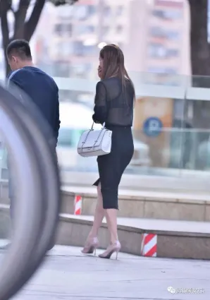 街拍披肩發一身黑裝扮美麗大方