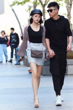 街拍 身材苗條腿好長，清新性感動人的美女姐姐