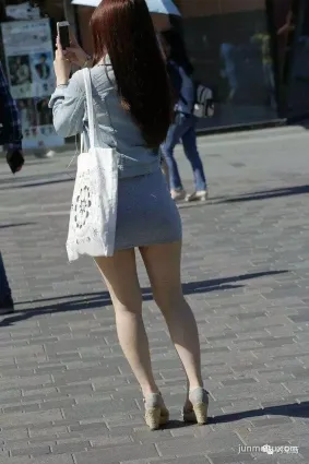 這麼短，路走多了裙子是不是要往上滑呢
