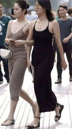 街拍美女這對閨蜜要争個高低，如詩如畫的風景