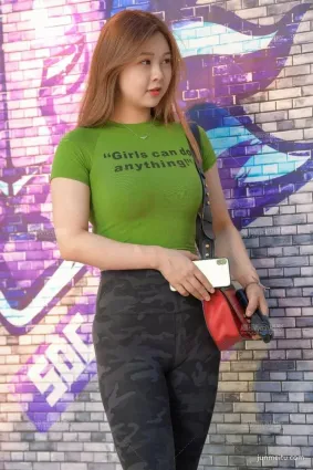 街拍灰色迷彩緊身褲女郎