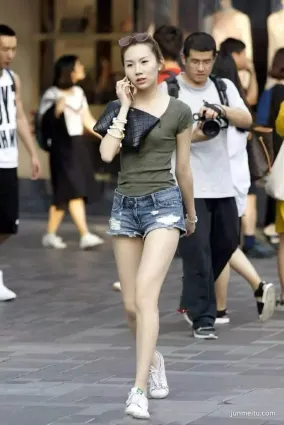街拍高挑緊身短褲白皙如玉長腿緊身T恤小蠻腰氣質女郎
