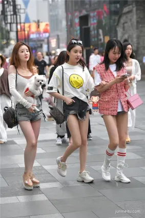 三位擁有極品長腿的小姐姐一起逛街，是種什麼體驗
