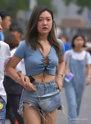 街拍美女霸氣側漏豪放女，若隐若現的誘惑