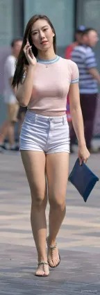 高跟鞋牛仔熱褲穿搭，展現出女性優雅的女人味