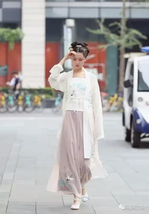 街拍漢服小美女