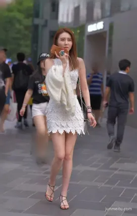 蕾絲镂空短裙，若隐若現的感覺，忍不住來回多看幾眼
