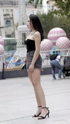 街拍美腿美女這樣出街，現在女孩真個性