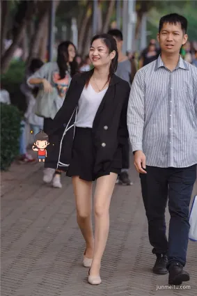 街拍聯盟成熟女人穿肉絲高跟，别有一番韻味