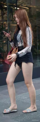 透視襯衫牛仔熱褲白皙玉腿美女街拍