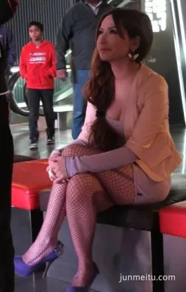 街拍絲襪美腿緊身包臀性感美女