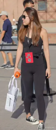 街拍美女穿太緊的緊身褲，男人看了都忍不住!