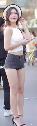 街拍清爽短褲美少婦，一雙白皙美腿性感迷人！