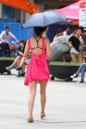 街拍露背紅裙美女，超短裙擺猶如仙女下凡一般
