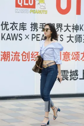 街拍低腰牛仔褲美女，展現出精緻味道