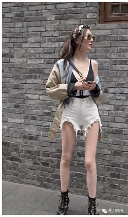 街拍因為腿長才可以邁大步子