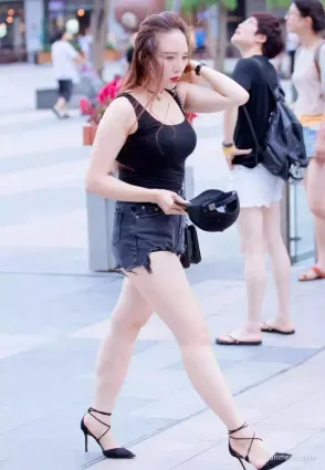 牛仔熱褲的女孩性感又可愛，總是忍不住多看幾眼！