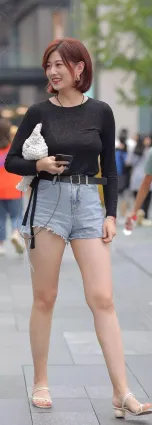 街拍紅發熱褲美女，笑的真好看！