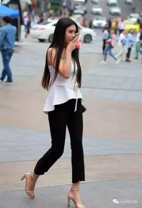 街拍抹胸上衣配緊身褲，撩人滿滿的女人味