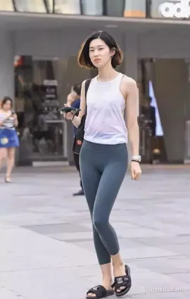 緊身褲美女，街拍緊身褲，緊身褲美臀，氣質漂亮妹紙
