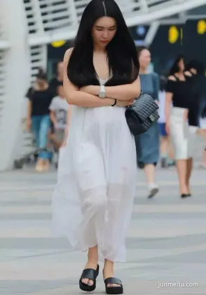 3a街拍吊帶深v露背裙，真是天生尤物啊