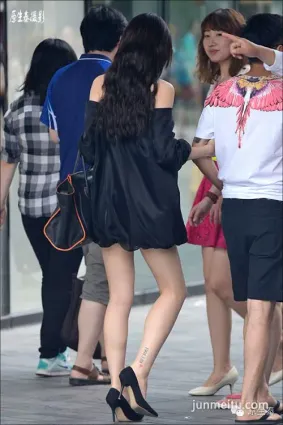街拍偏好紋身的北京性感潮女！（組圖）