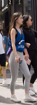 街拍眉清目秀身段好顔值高