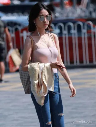 街拍美女吊帶低胸上街，網友趕緊扶一扶胸衣，快掉了