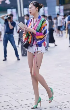 街拍都放大看了，還是看不到