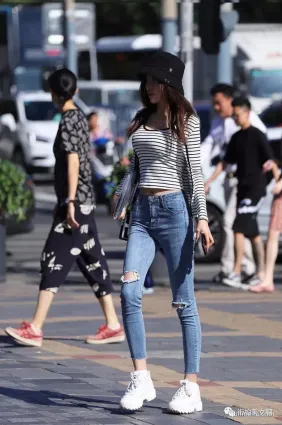 街拍條紋長袖T恤搭配九分牛仔褲，優雅迷人的學院風