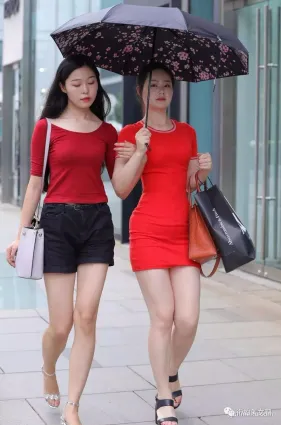 街拍 短裙，火到爆的身材！