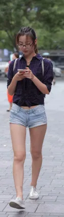高挑熱褲翹臀大白腿馬尾眼鏡氣質美女