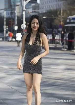 街拍超短裙辣媽這番裝扮，沒準能甩小姑娘兩條街