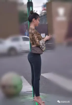 街拍眉清目秀丸子頭時尚美身段闆正