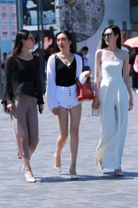 街拍三美逛街特别吸睛