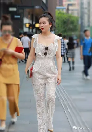 街拍蕾絲連體褲搭配，打造出魅力女人味