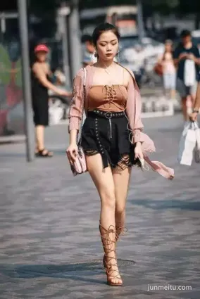 街拍牛仔熱褲美女 穿出下沉重的味道!
