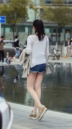街拍牛仔熱褲高挑大長腿苗條完美身材精緻容顔氣質美女