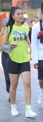 街拍紮馬尾辮的氣質壯實大姐美