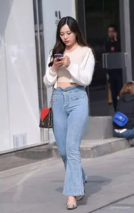 街拍熟女這是微胖，還是壯實，難以界定