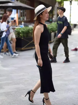 街拍嘴角一抹笑很甜，穿黑色開叉黑裙