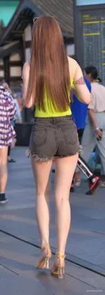 街拍牛仔熱褲下班如玉修長時尚氣質漂亮女郎