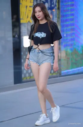 美女香港街拍貴婦，勾勒出成熟的韻味