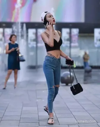 路人街拍 這麼熱的天 小姐姐穿得很涼快！